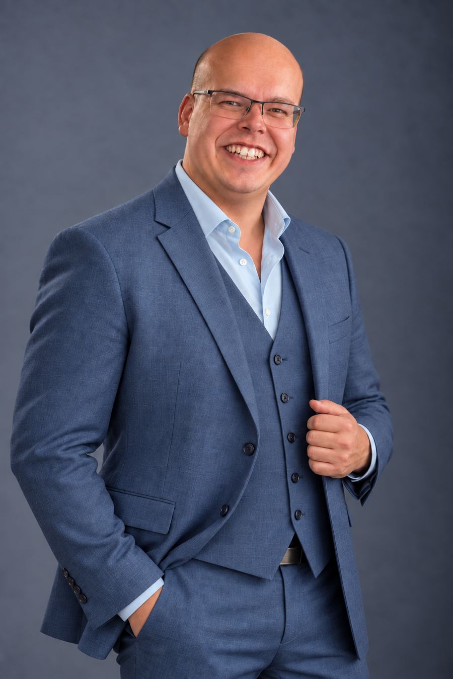Jesse Ray in een blauw driedelig pak