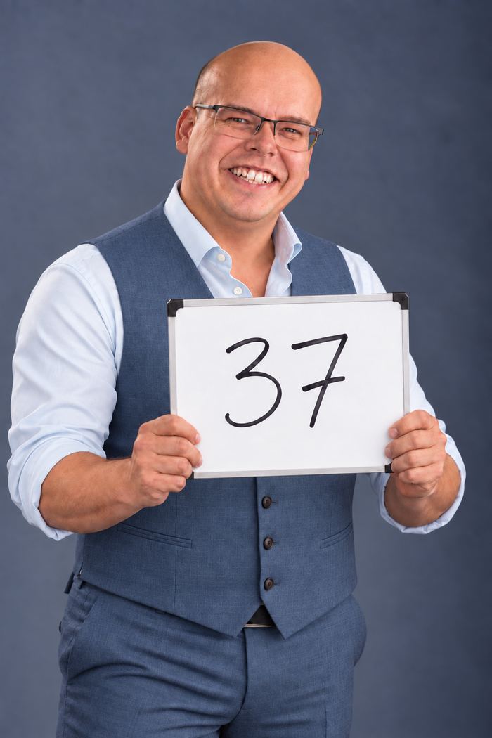 Jesse Ray laat het bordje zien, er staat 37 op