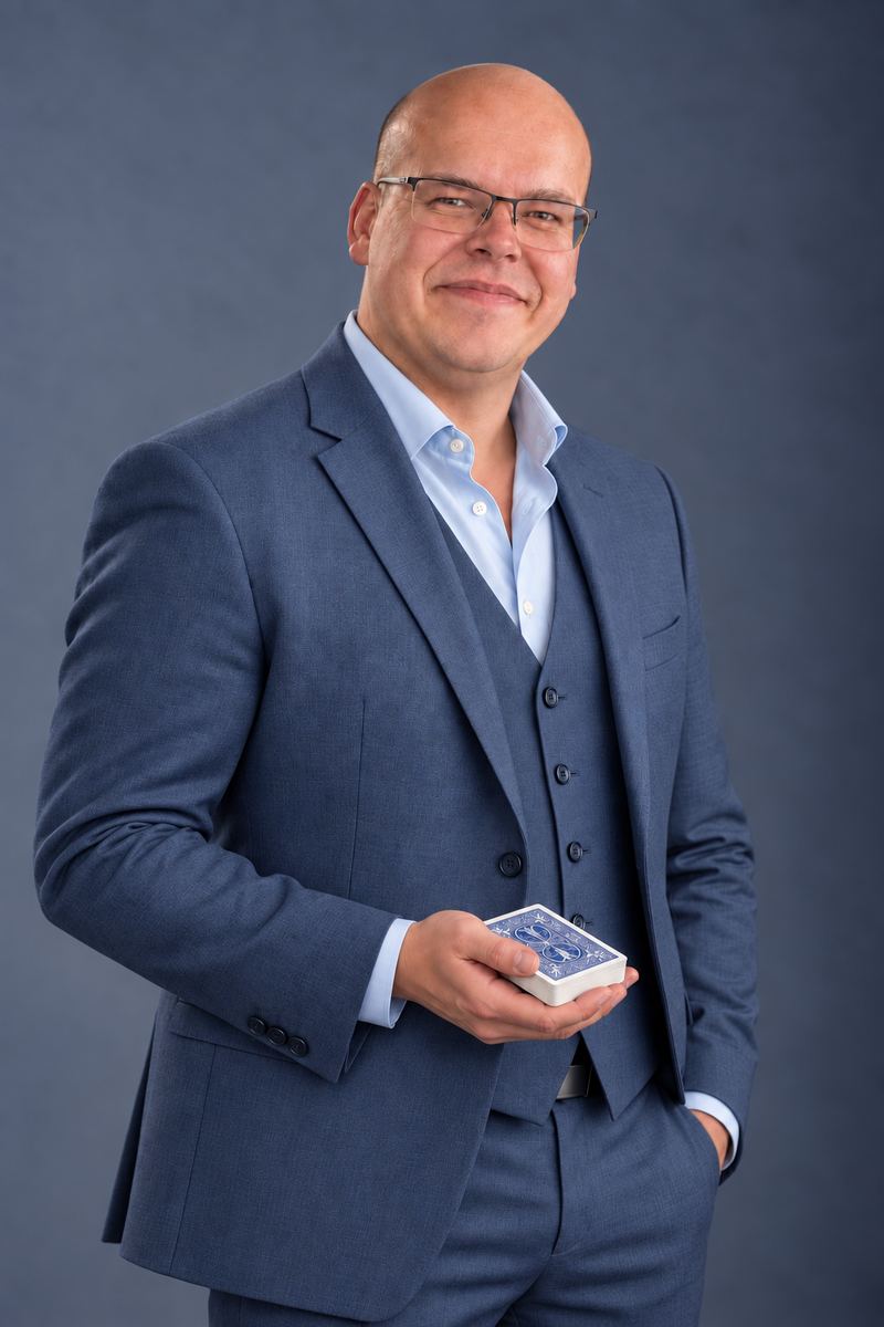 Jesse Ray met een spel kaarten in zijn hand